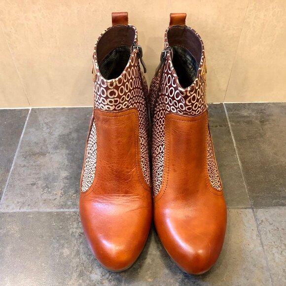 Leather ankle boots with flower detail. - Picture 2 of 7